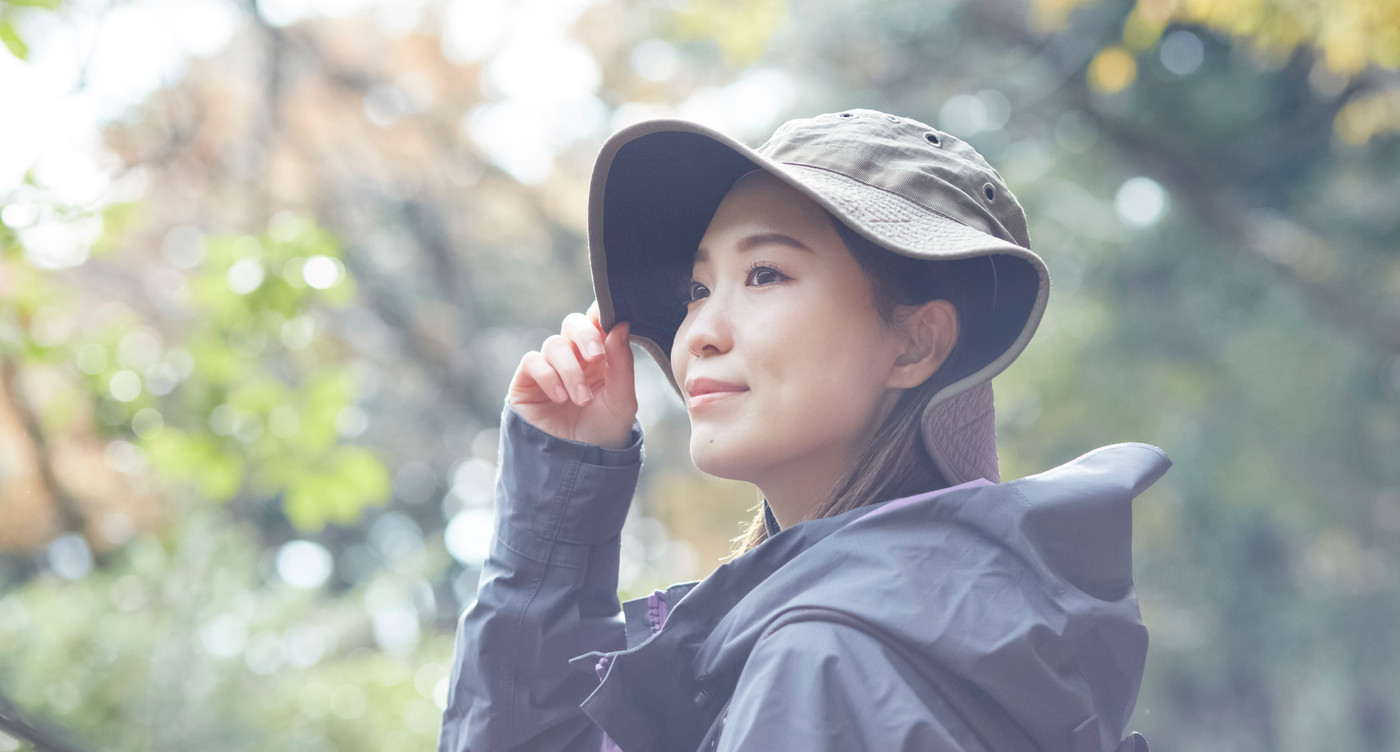 登山をする女性