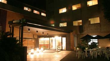 施設の正面 (日没後) / 1