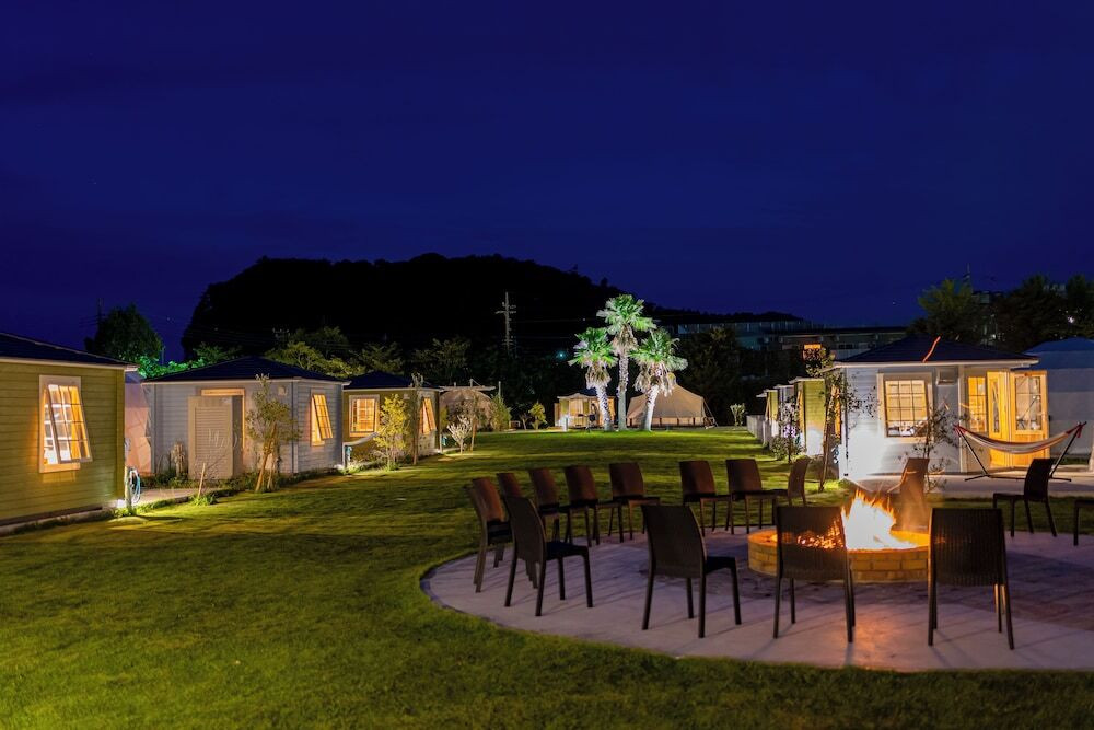 雨の日も安心のガゼボ付き！湖のほとりで楽しむグランピング3407325