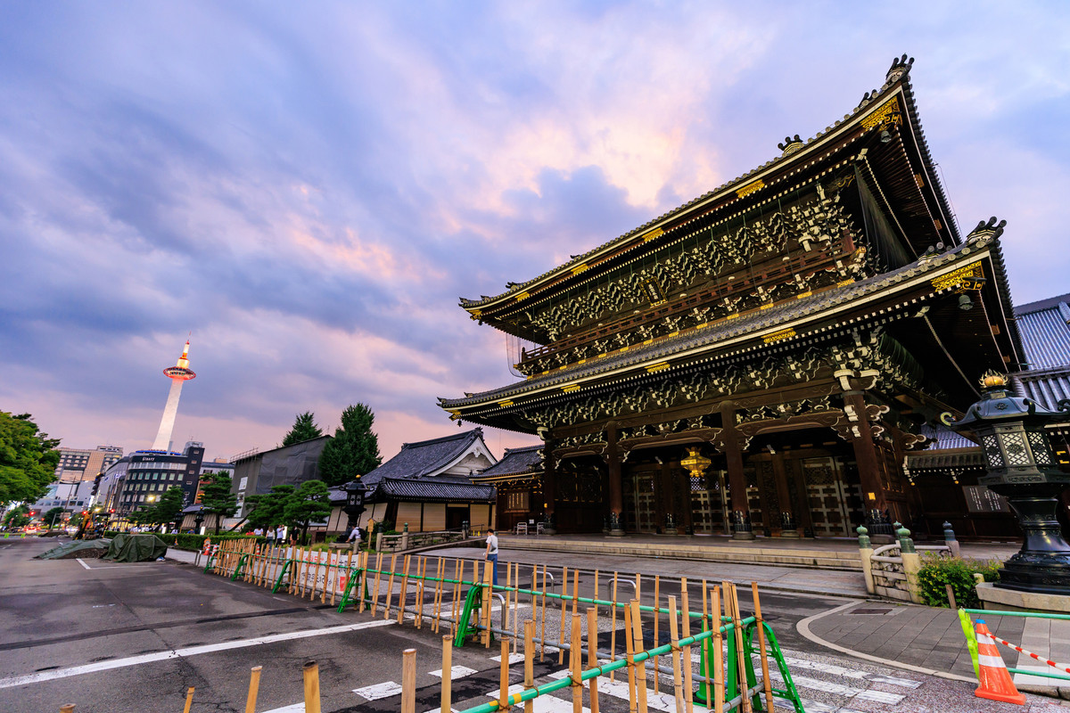 東本願寺から見た京都タワー