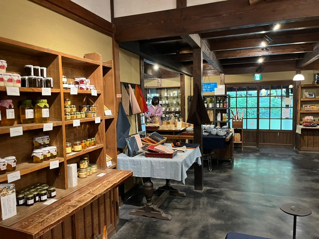 「西国土産 鍵屋」 内観 220560132 広々とした雰囲気の良いお店でちょっとオシャレなお土産が揃います ✩⋆*॰¨̮⋆｡˚