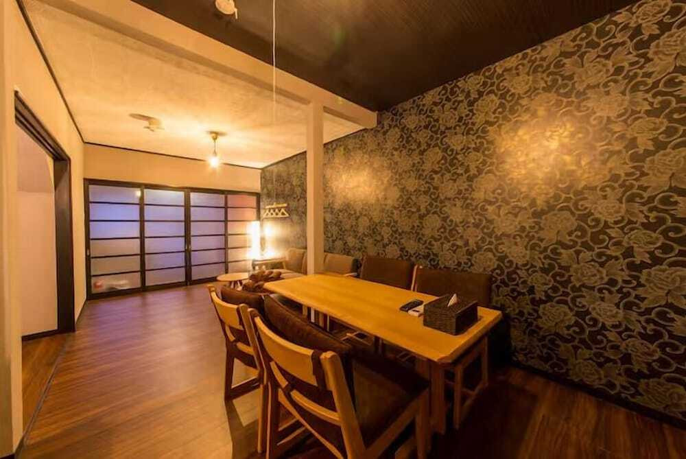 客室内のダイニングエリア