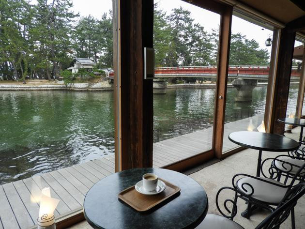 宿から徒歩約1分の「カフェ・ド・パン」の窓際席からは、天橋立と運河を眺めることができる / 3