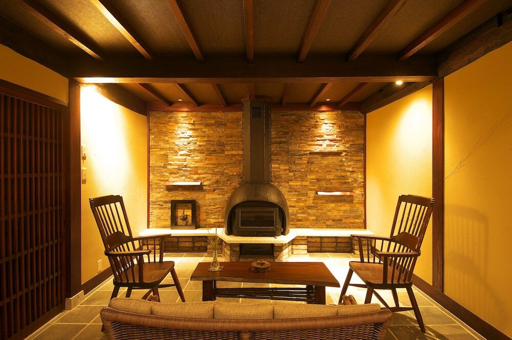 部屋や共有スペースでぜいたくな2人時間が満喫できる飛騨造りの和モダン宿3950440