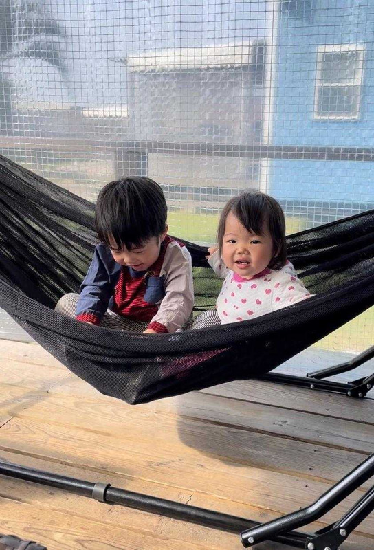 全室備え付けのウッドデッキはゆとりのある造り。ハンモックでゆらゆらと揺れながら、開放的なグランピングを楽しんで / 2