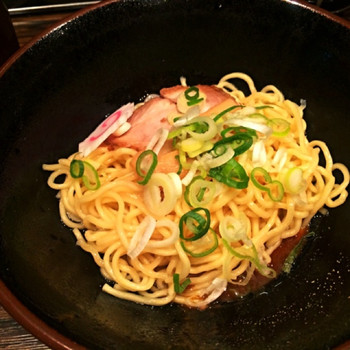 「油そば専門店ぶらぶら」料理 641225 カレー油そば☆

せっかく赤坂なんで、少し気になってた、油そば屋さんへ呑んだ後の〆にw
もっちりした麺に、奥行きのあるカレーソースが良く絡みなかなかの味♫
そんなにしつこさも感じず、最後まで美味...