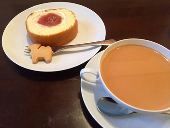 「森のらくだ」料理 1026160 いちじくロールケーキとアッサムミルクティー