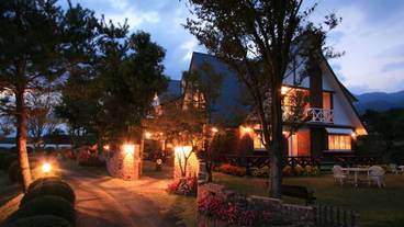 施設の正面 (日没後) / 1