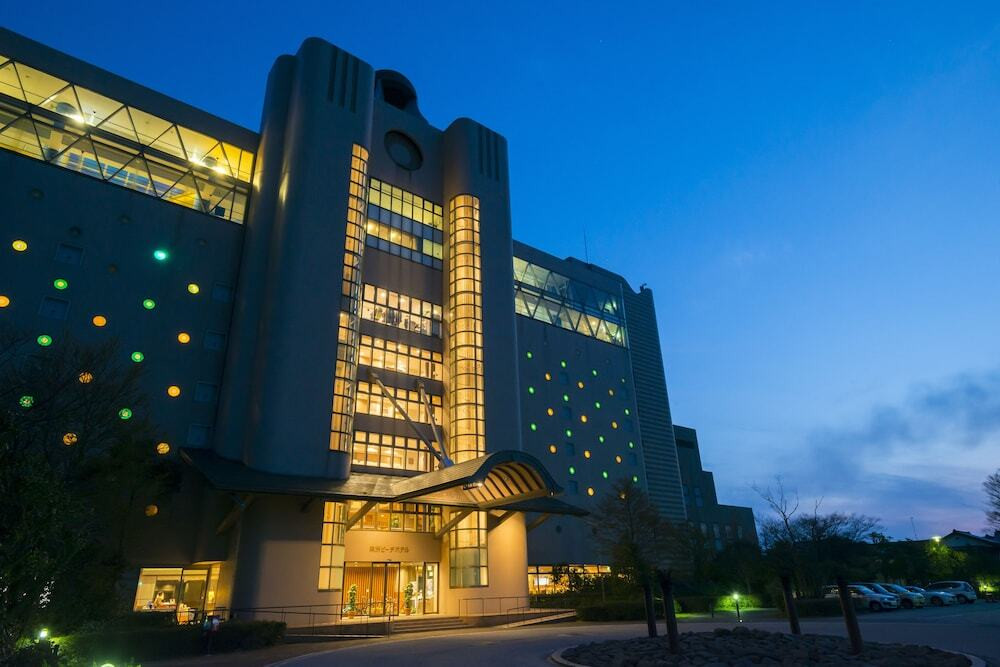 施設の正面 (日没後)