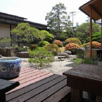 小さな旅館で見つけた贅沢な庭園と温泉3649511