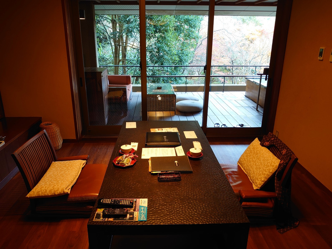 部屋で温泉露天風呂や食事が楽しめます