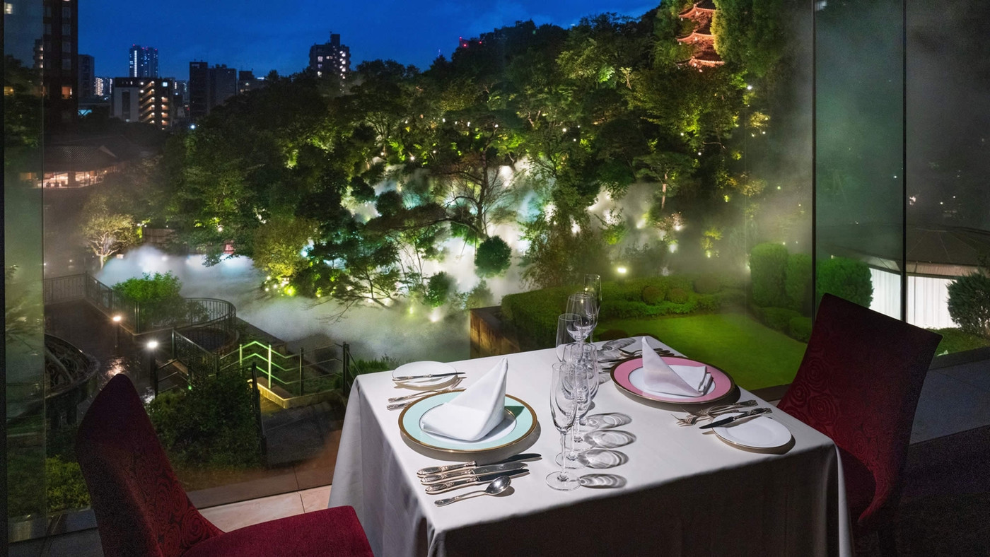 雲海と光に包まれる幻想的な日本庭園3520742