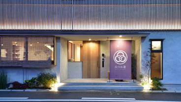 施設の正面 (日没後) / 2