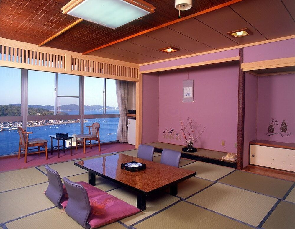 客室内のダイニングエリア