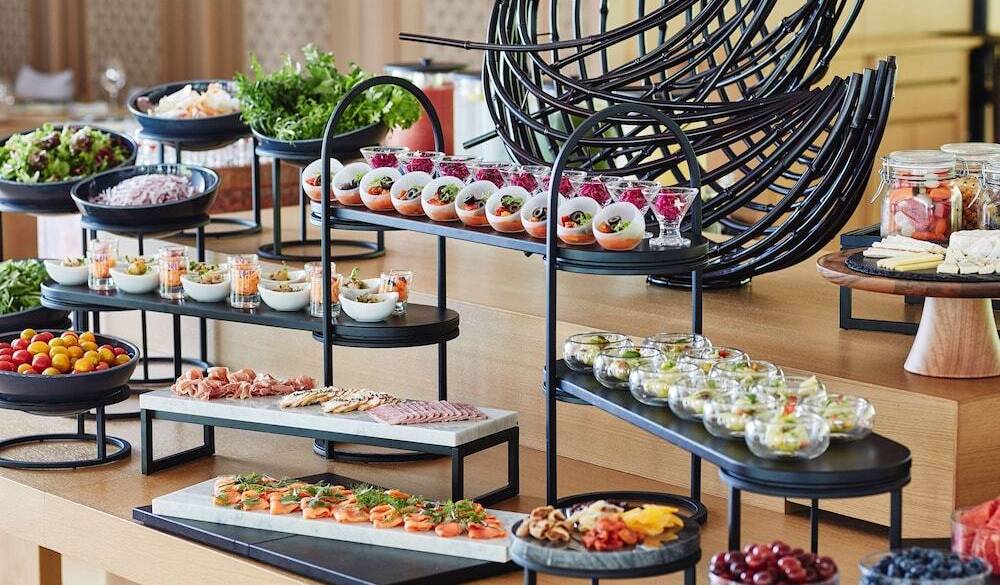 朝食ビュッフェの台 / 2