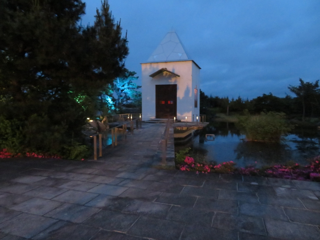 庭園内にある海の見えるチャペル