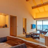 さざね（千葉県 旅館）：琉球畳のスペースを設けた広さ70㎡の和洋室。ベッド、畳、ソファ、テラス…どこにいてもオーシャンビューの絶景を楽しめる、海まで一直線の間取り。
●こんな人におすすめ／畳でゴロゴロ♪のんびりしたい人 / 2
