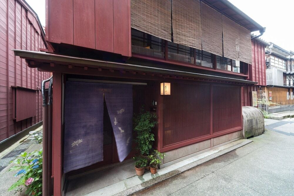 9. お茶屋建築の特徴を残し改修した雅な宿「町屋金沢 菊乃や」3539674
