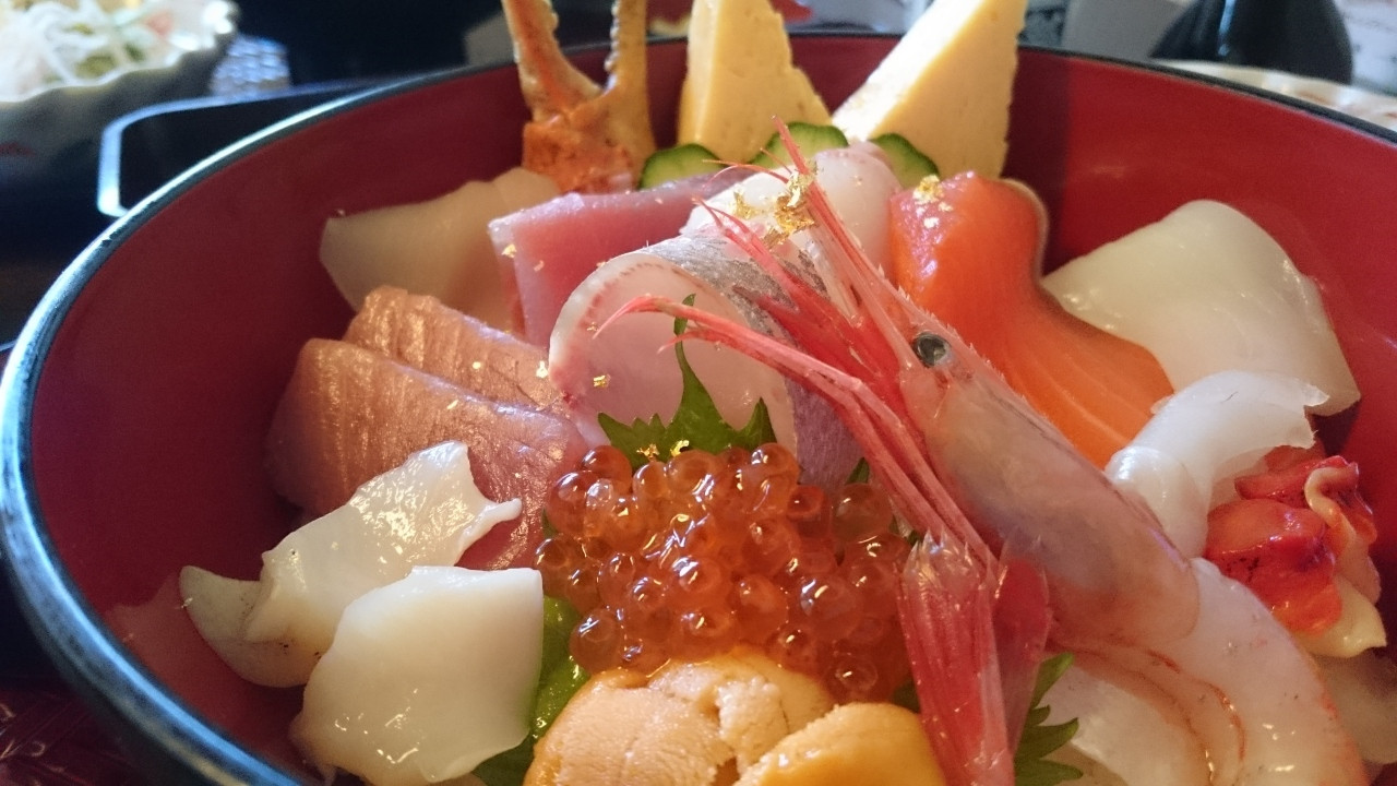 美味しいものに笑顔がこぼれハッピーに3552564