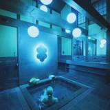 光と音の世界に包まれた蔵風呂 / 1