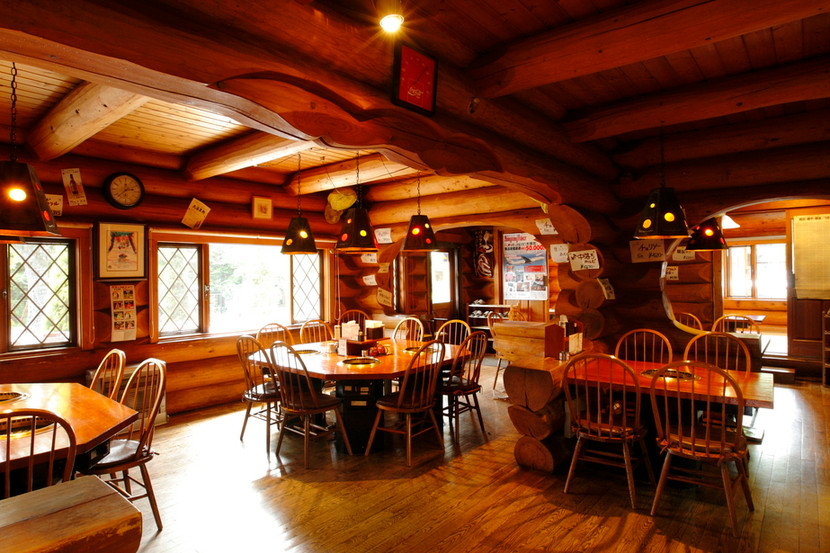 「ろぐ亭 本店」 内観 23514889 木の香りを感じながらゆっくりお過ごしください