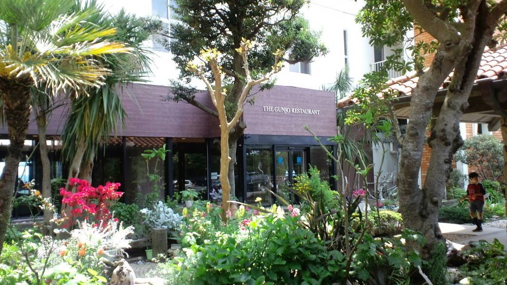 海がみえるカフェで
のんびりランチ / 3