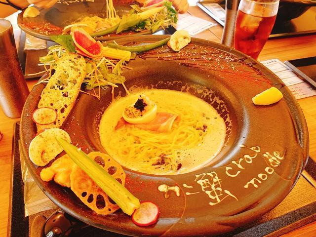 フレンチのシェフが手掛けるラーメン店。スタンダードな「白蟹」、辛さの選べる「赤蟹」、コク深い「蟹味噌バター仕立て」などから選べる。職人によるオーダーメイドの器にも注目 / 1