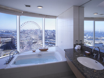 Have a memorable time at a hotel with a view bath3240799