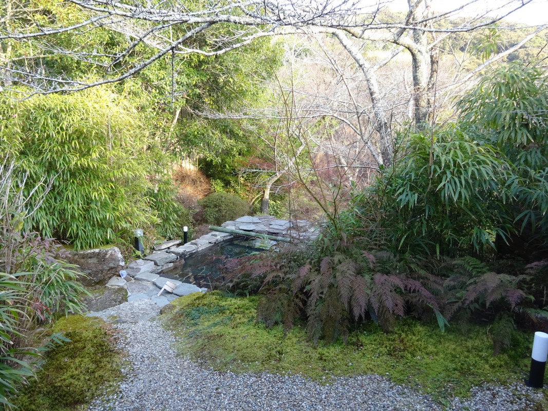 庭の先にある露天風呂