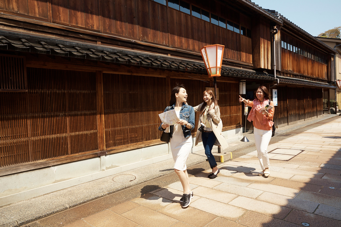 金沢を旅行する女性たち