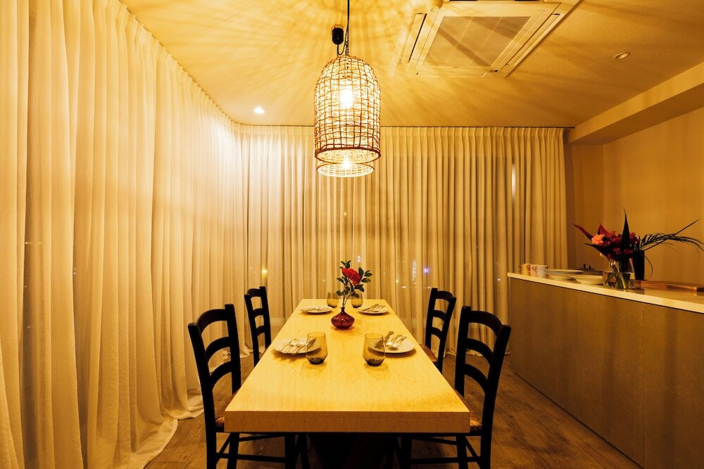 客室内のダイニングエリア