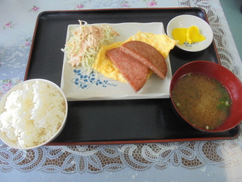 「伊計島ビーチ食堂」料理 850727 卵ポーク定食550円