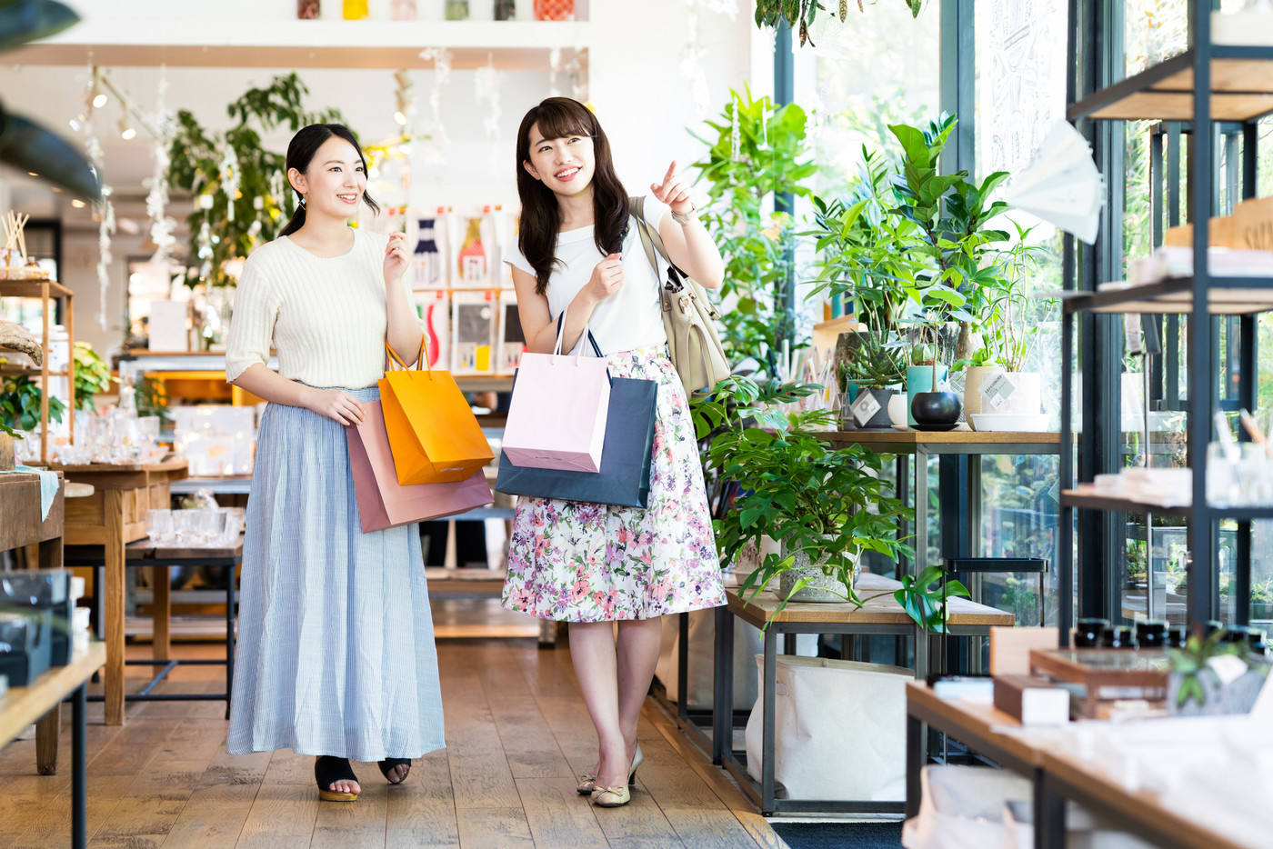 女性 ショッピング 買い物 かわいい ライフスタイル カジュアル