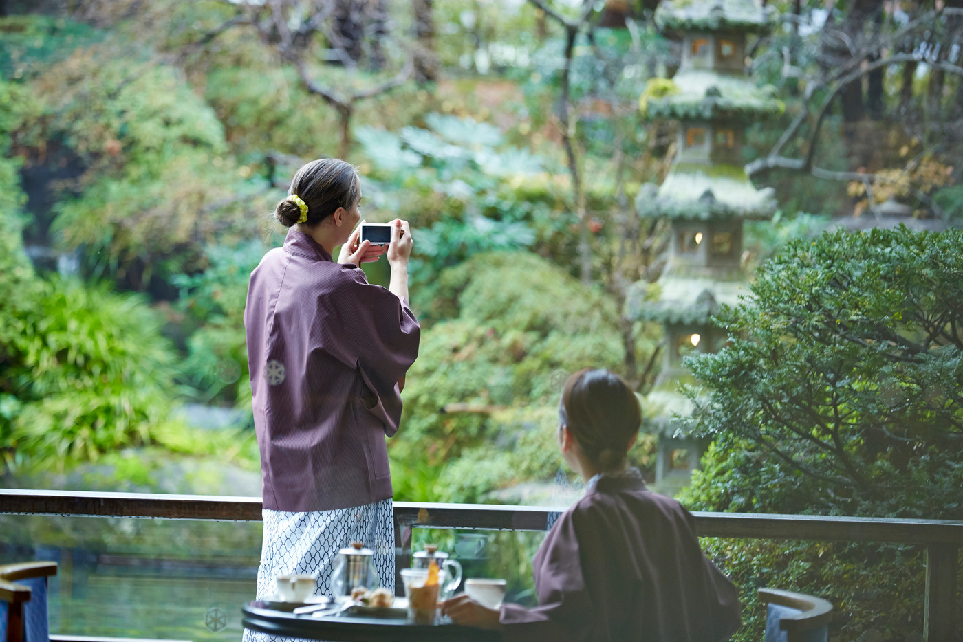 旅行を楽しむ外国人女性と日本人女性