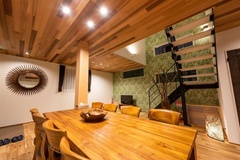 客室内のダイニング