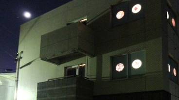 施設の正面 (日没後) / 2