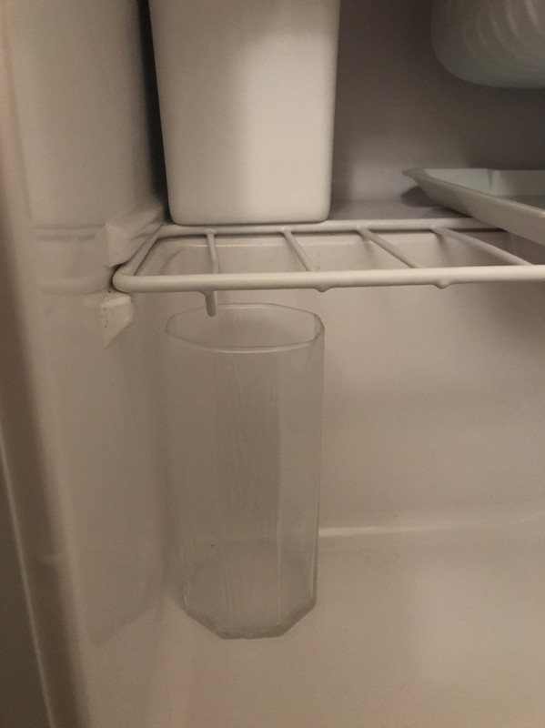 冷蔵庫にセットされたグラス