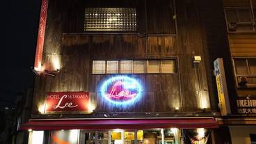 施設の正面 (日没後) / 2