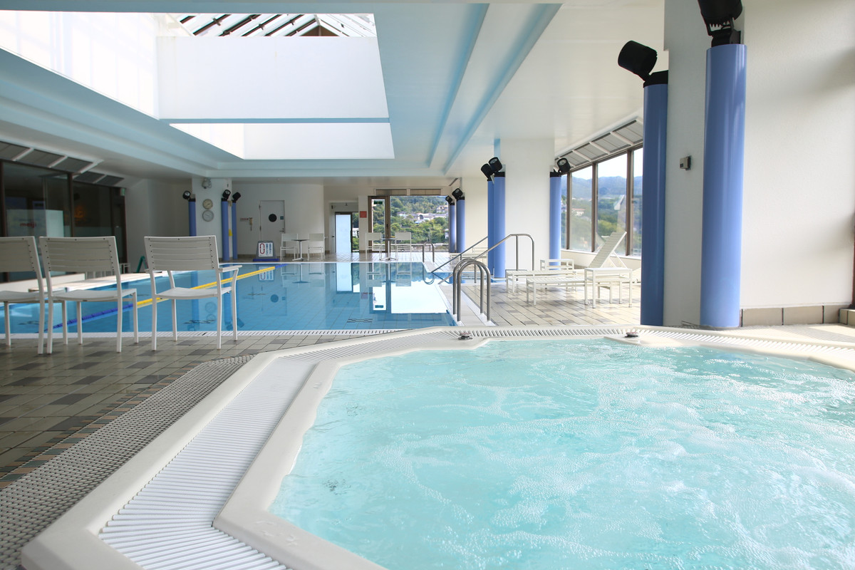 プールとジャグジー