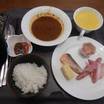 朝食、スープカレー、鮭、ソーセージ、ベーコンなど
