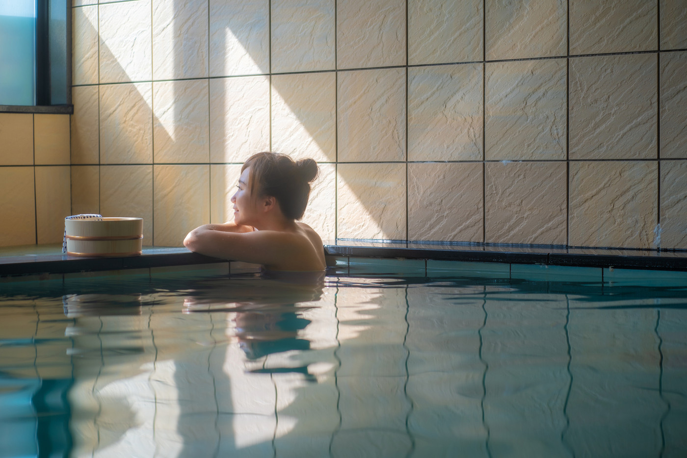 温泉に入る女性