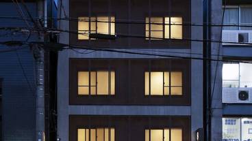 施設の正面 (日没後) / 2