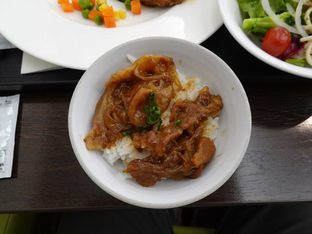 その場で作ってくれるミニ豚丼