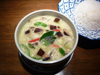 「タイ国料理店 ラカン」料理 1128976 ゲーン・キョーワーン・ガイ （鶏肉とナスのグリーンカレー）