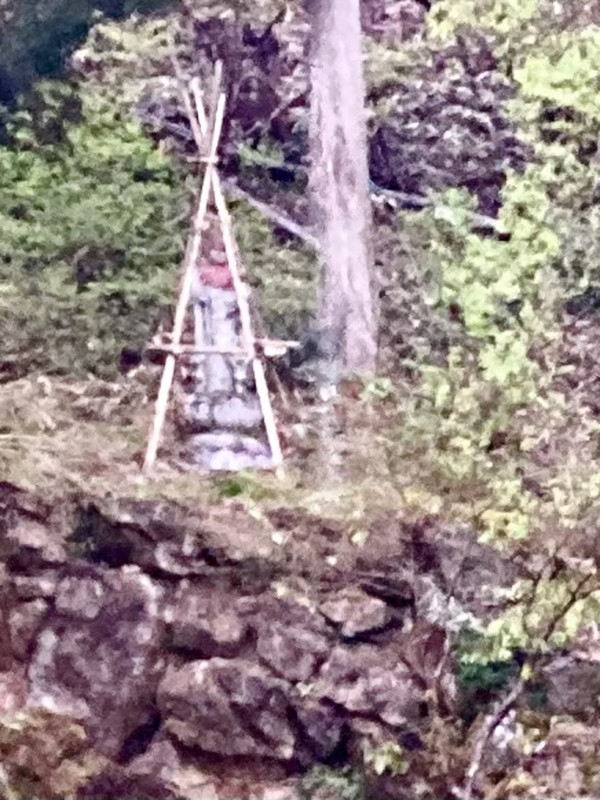 池の向こうにお地蔵さま