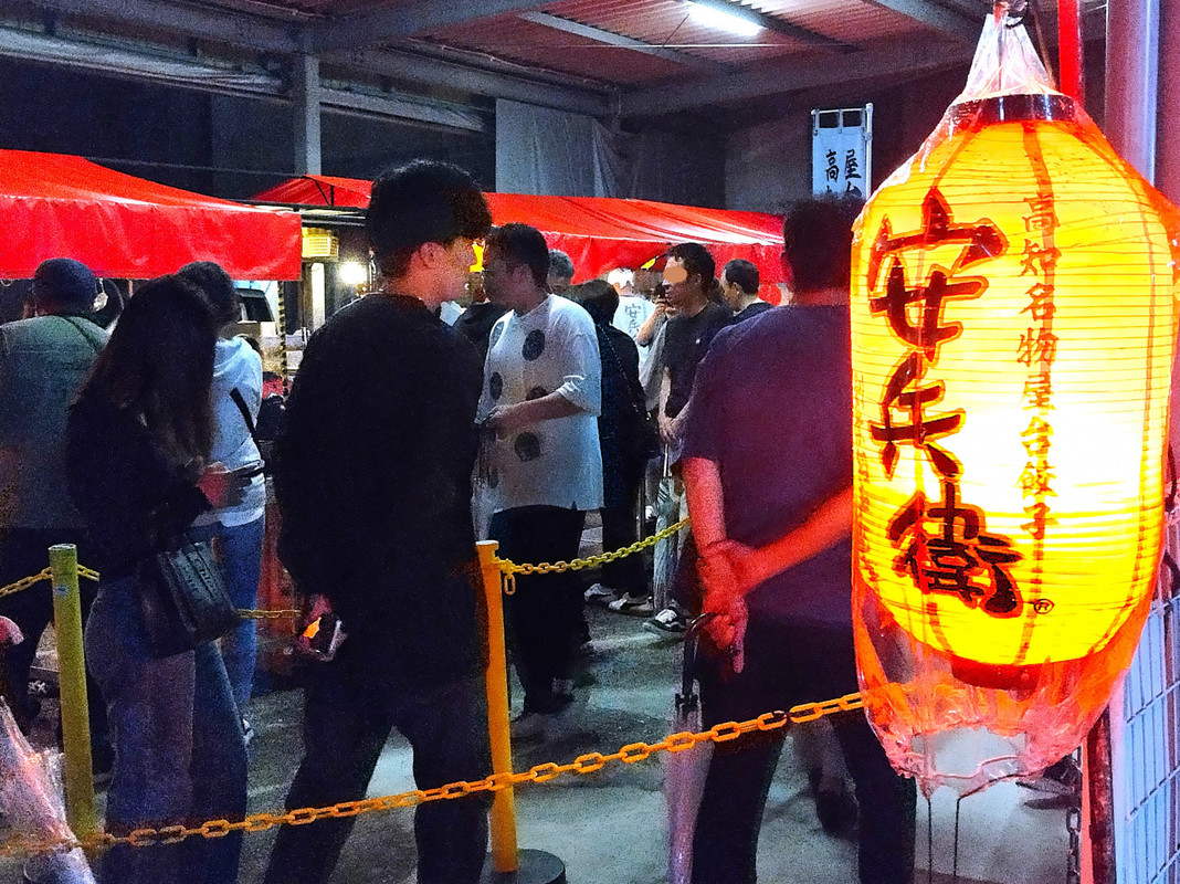 人気の餃子屋台安兵衛が裏にあります