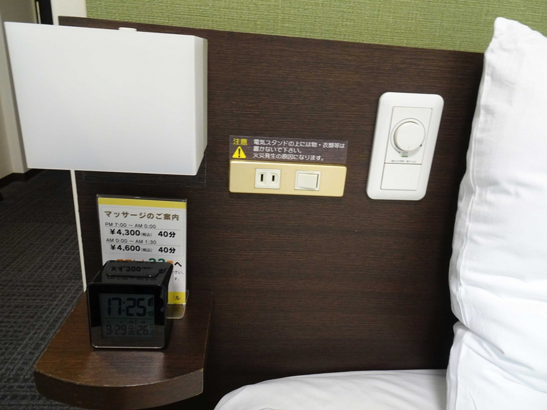 ベッド脇のスイッチ類