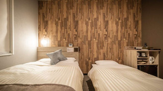 ソファ付きダブルベッドルーム（ツイン）