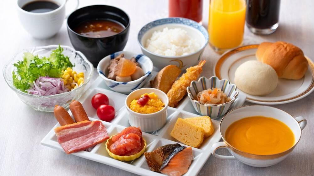 和室で家族仲良く川の字でおやすみ3453960