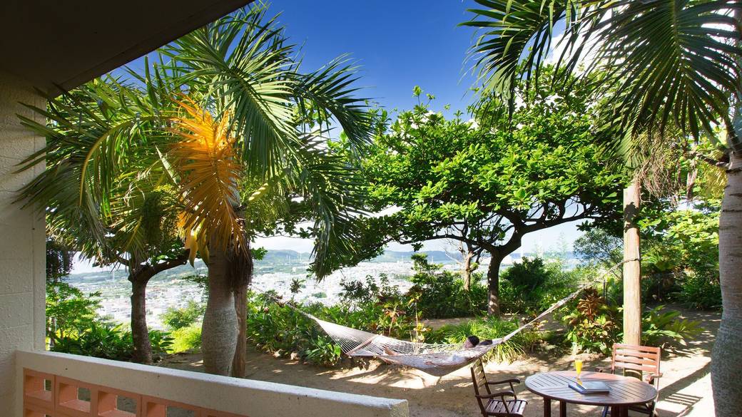 隠れ家風ホテルに
チェックイン / 3